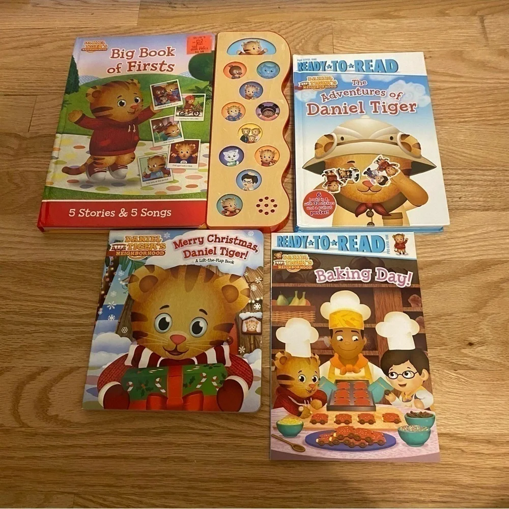 Daniel Tiger Book Bundle Lot Song Musical Button Ready to Read Neighborhood